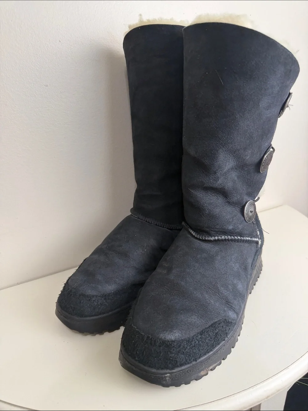 (2290) Sheepskin Downunder Black Tidal Lined Button Winter Boots, Size: 8M/10